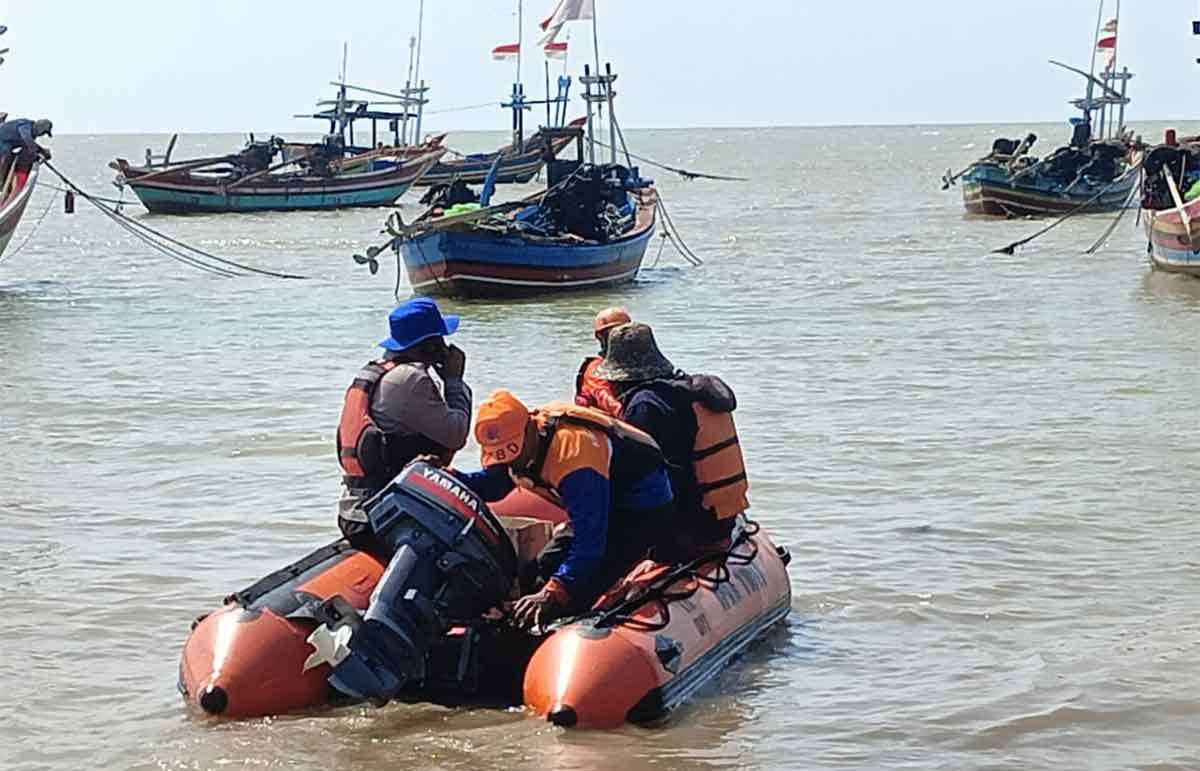 Tim SAR gabungan saat hendak melakukan pencarian nelayan yang hilang di Tuban.