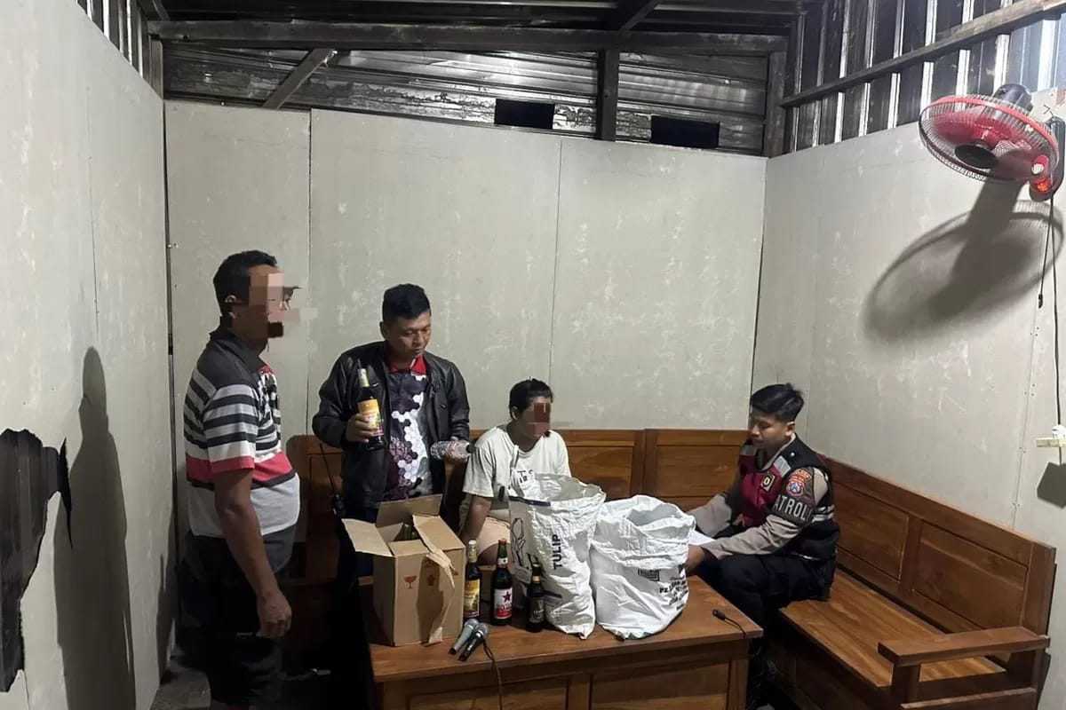 Anggota Sat Samapta Polres Lamongan saat mengamankan miras tanpa izin di sebuah warung
