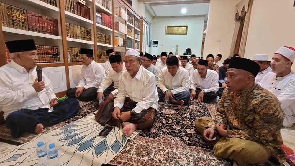 Prof Dr KH Asep Saifuddin Chalim saat menyampaikan tahshiyah dalam acara shalat malam dan istighatsah di PP Amanatul Ummah Surabaya, Rabu (26/11/2025) malam. Foto: Bangsaonline.
