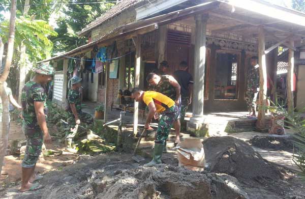 Para prajurit anggota Satgas TMMD saat melakukan perbaikan masjid Miftakhul Huda di Desa Sumurjalak. foto: SUWANDI/ BANGSAONLINE