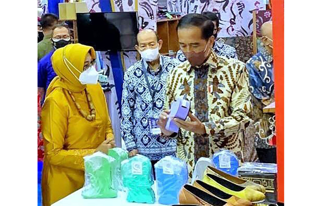 Presiden Joko Widodo saat melihat celengan buatan warga binaan pemasyarakatan (WBP) saat mengunjungi Stand Dekranasda Kota Pasuruan di Inacraft 2022.