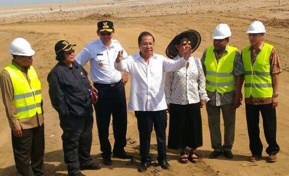 Menko Maritim Rizal Ramli, Menteri Kelautan dan Perikanan Susi Pudjiastuti, Menteri Lingkungan Hidup dan Kehutanan Siti Nurbaya, dan Gubernur DKI Jakarta Basuki Tjahaja Purnama (Ahok) saat meninjau partai utara Jakarta dan dialog dengan nelayan, Rabu (4/5). Foto: rmol.com.