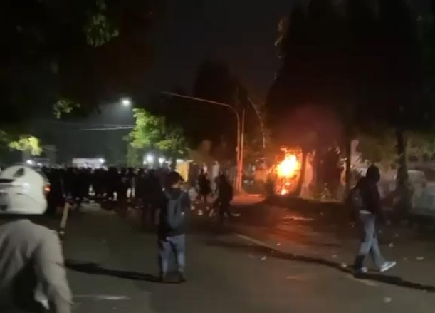 Kericuhan di depan kantor DPRD Kota Kediri usai unjuk rasa tolak UU TNI