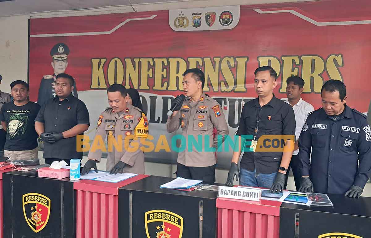 Kapolsek Bancar, AKP Darwanto, saat menyampaikan keterangan kepada awak media. Foto: ACHMAD CHOIRUDIN/BANGSAONLINE
