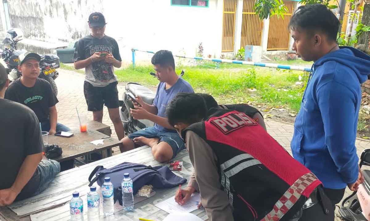Petugas dari Sat Samapta Polresta Sidoarjo saat melakukan razia.