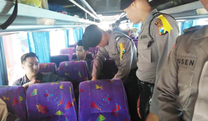 Jajaran Satlantas Polres Probolinggo Kota melakukan razia di sejumlah bus antar kota mengantisipasi pergerakan Bonek Mania, Kamis (20/2).