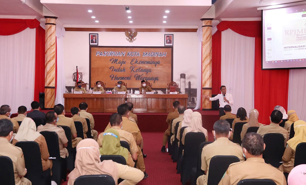 Suasana Rapat Koordinasi RPJMD Persiapan Evaluasi SAKIP yang dihadiri Seketaris Daerah Rudiayanto beserta jajaran OPD dan stafnya di Gedung Gradika Kota Pasuruan. foto: ist.