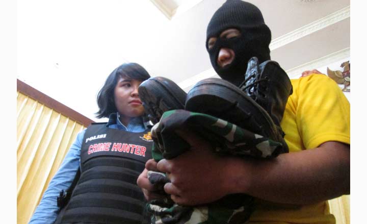 Tersangka yang mengaku tentara gadungan dan diamankan polisi.