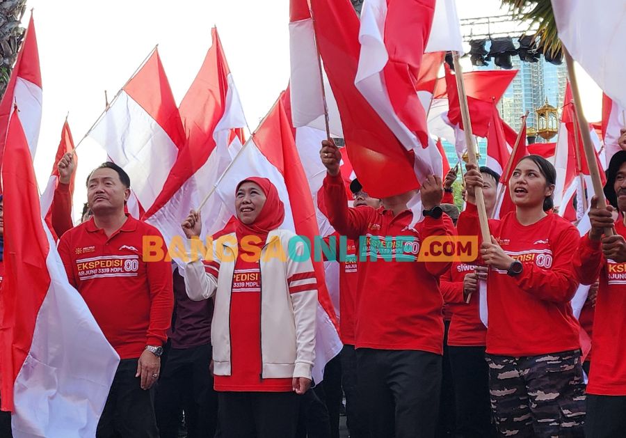 Gubernur Jawa Timur Khofifah Indar Parawansa secara resmi memberangkatkan 361 Tim Ekspedisi 80 Arjuno dari halaman Gedung Negara Grahadi. Foto: Devi Fitri Afriyanti/BANGSAONLINE