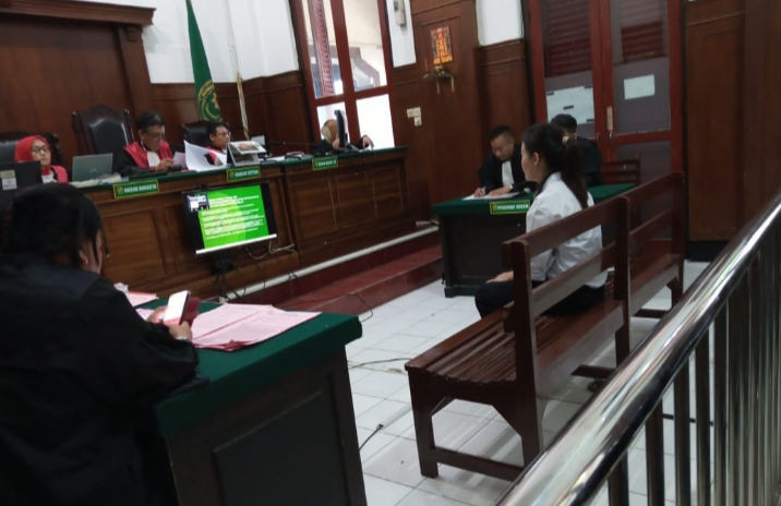 Juliana saat duduk di kursi terdakwa