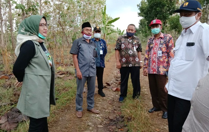 Farida Hidayati meninjau lokasi yang rencananya dijadikan waduk atau embung untuk pengairan lahan pertanian. 