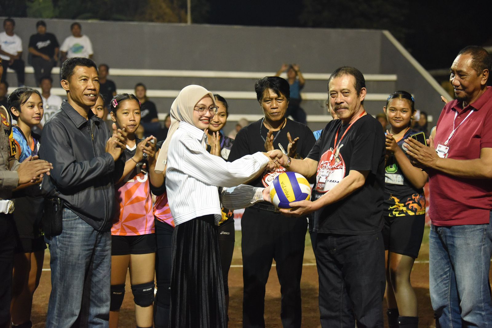 Wali Kota Kediri saat menyerahkan bola voli kepada panitia sebagai tanda dimulainya pertandingan. Foto: Ist
