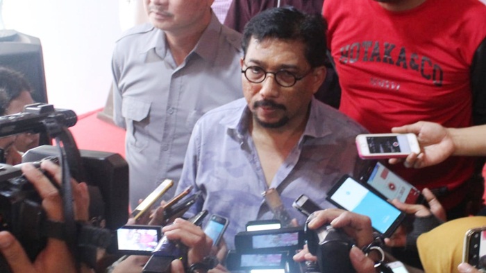 Ketua Tim Kampanye Daerah (TKD) Jawa Timur untuk pasangan Capres-Cawapres Joko Widodo-KH Ma’ruf Amin, Irjen Pol (Purn) Machfud Arifin memberi keterangan pers di posko TKD Jatim. Foto: DIDI ROSADI/BANGSAONLINE