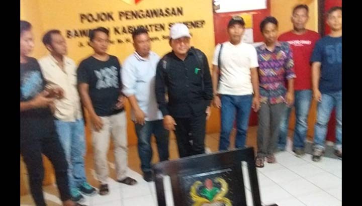 Masyarakat Masalembu yang turut serta ke Kantor Bawaslu Sumenep, Senin (06/05).