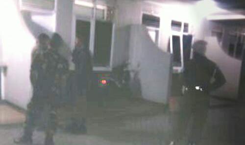 PEKAT - Petugas gabungan Satpol PP dan Denpom ketika menyasar salah satu hotel di Kota Mojokerto. (gunadhi/BANGSAONLINE)