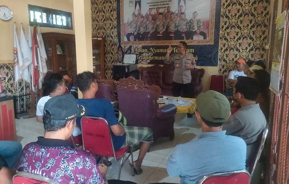Kapolsek Plumpang, AKP Suganda, saat mencoba mediasi warga yang hendak menyegel kantor Desa Kepohagung, Plumpang.