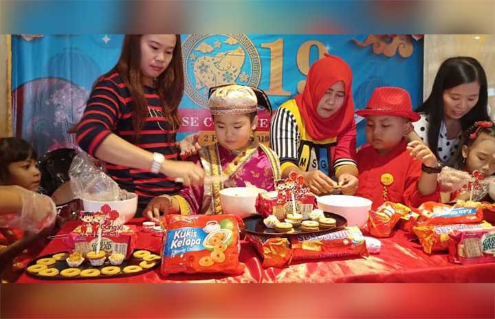 Para peserta berlomba untuk membuat sajian berbahan biskuit.