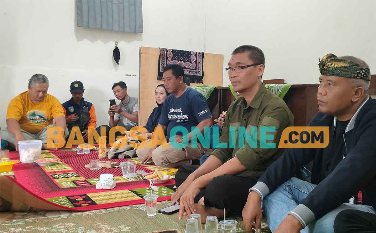 Koordinator ARPL Kediri, Ari Purnomo Adi (kiri), dan Kamid (nomor 4 dari kiri) saat diskusi terkait rusaknya hutan Wilis dan ODGJ. Foto: MUJI HARJITA/BANGSAONLINE