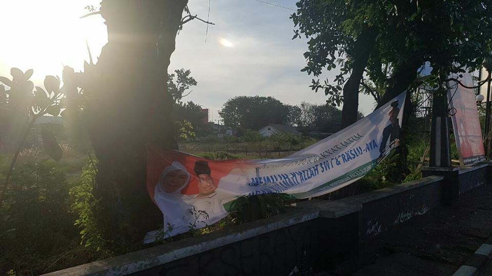 Inilah salah satu spanduk liar dan provokatif yang kemudian diturunkan oleh warga. foto: istimewa/ bangsaonline.com