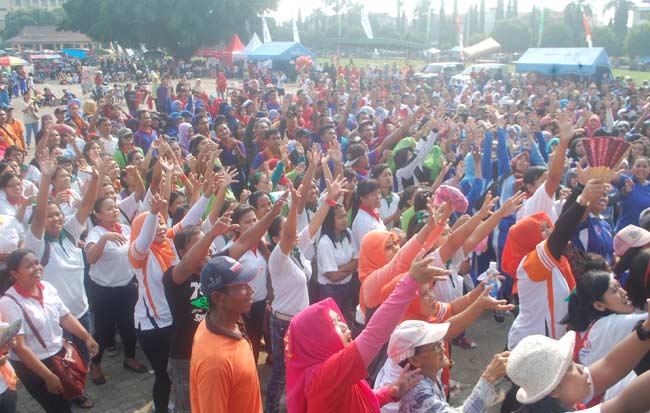 ANTUSIAS: Buruh Ponorogo mengikuti senam bareng dalam rangka peringatan May Day. foto: BANGSAONLINE