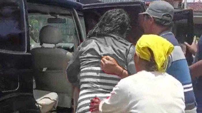 Tangkap layar dari video saat korban SC akan dilarikan ke Rumah Sakit di Blitar