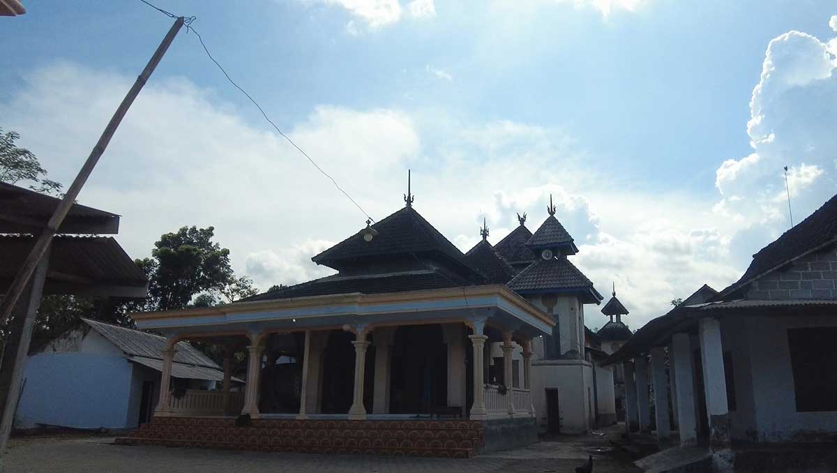 Bangunan bagian depan masjid Tiban Temenggunan yang sudah melalui proses renovasi atau tambahan bangunan.