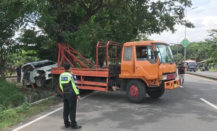 Mobil Suzuki Ertiga saat dievakuasi petugas.