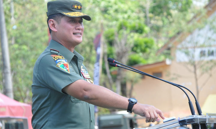 Mayjen TNI Tri Yuniarto Panglima Divisi 2 Kostrad saat menekan sirine tanda ditutupnya TMMD ke-106 di Desa Kedungsalam, Kec. Donomulyo, Malang.
