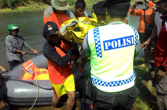 Polisi saat mengevakuasi jasad korban yang tenggelam. foto: dendi martoni/BANGSAONLINE