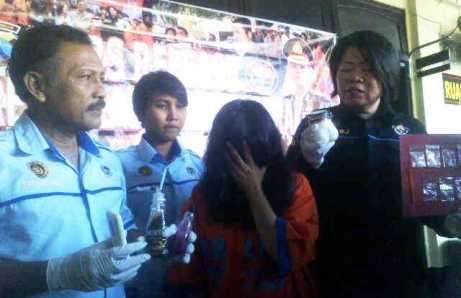 Tersangka tertunduk saat barang bukti ditunjukkan. (foto: rusmiyanto/BANGSAONLINE)