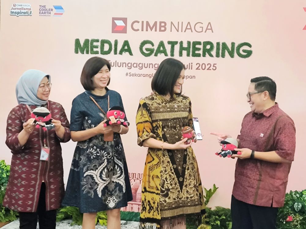 Head of Region Jawa Timur CIMB Niaga Rhena Octaria (kedua kanan) bersama Corporate Communications Head CIMB Niaga Hery Kurniawan (kanan), Branch Area Head Jawa Timur Region Area VI CIMB Niaga Eliyawati Jinawan (kedua kiri), dan Branch Manager CIMB Niaga KCP Tulungagung Umi Mukhlishoh (kiri)
