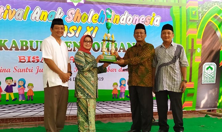 Bupati Jombang Hj Mundjidah Wahab saat menyerahkan piala.