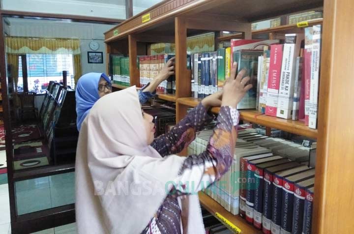 Pengunjung saat sedang mencari buku.