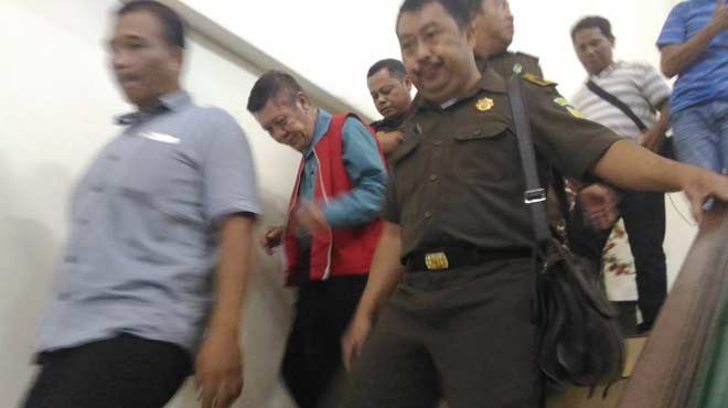 Tjio Julius, Direktur CV. LJ, pemenang tender pengadaan pupanisasi PDAM DTS Senilai 8,9 Miliar saat digiring oleh peugas ke Lapas Kelas II A Sidoarjo.