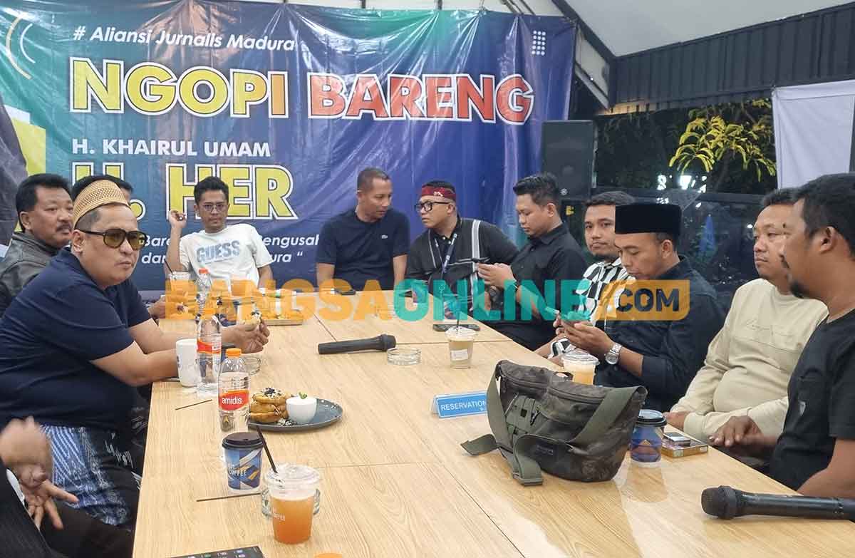 Owner Perusahaan Bawang Mas, Khairul Umam atau yang akrab disapa Haji Her, saat bersama Aliansi Jurnalis Madura. Foto: AHMAD FAUZI/BANGSAONLINE