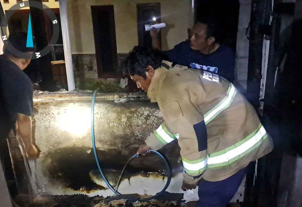 Petugas Damkar Kabupaten Kediri saat memadamkan api. (Ist)