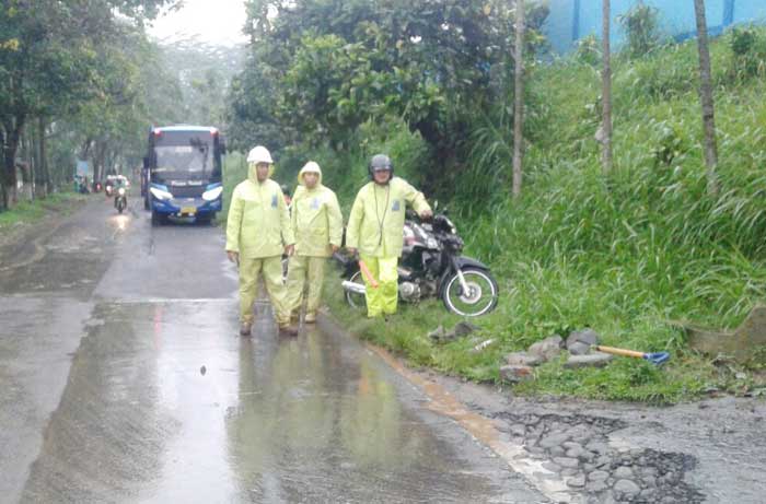Jalan Desa Jombok lancar lagi pasca pembersihan material longsor oleh Kapolsek Ngantang dibantu warga setempat.