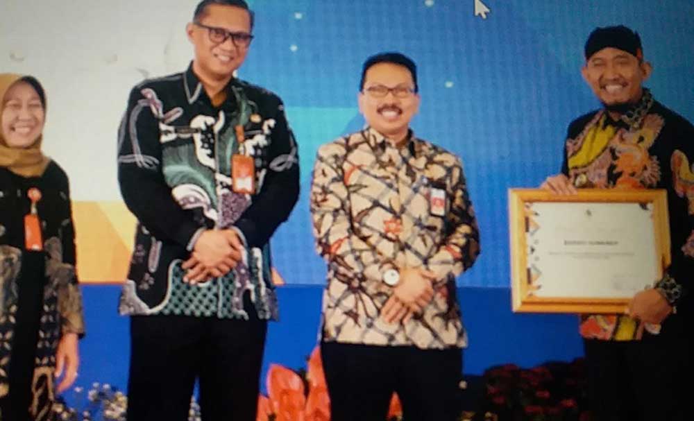 Bupati Sumenep saat menerima penghargaan kepala daerah pembina kecamatan terbaik di Jatim.