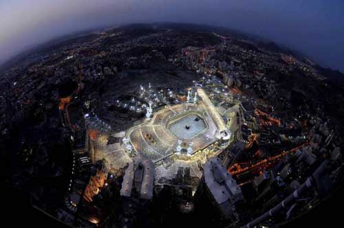 Masjid al-Haram adalah masjid tertua dan terbesar di dunia yang mengelilingi Ka
