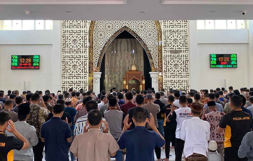 Suasana Masjid Al Ikhlas Polresta Sidoarjo saat shalat ghaib.