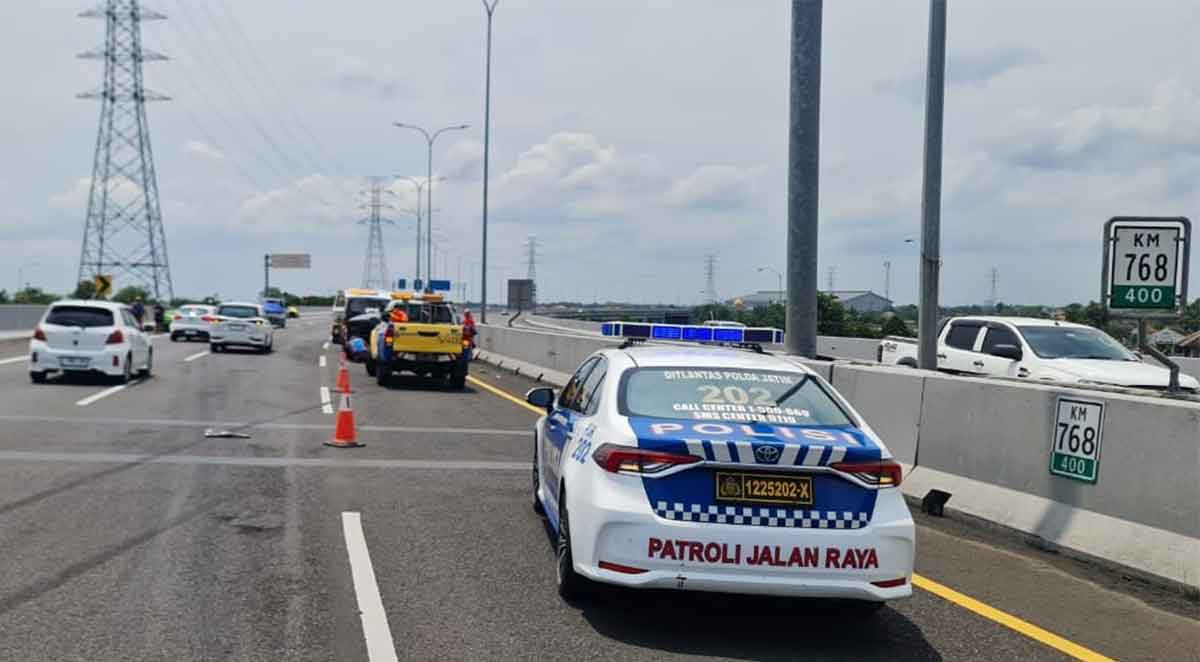 Petugas saat mengevakuasi kendaraan yang terlibat kecelakaan di Tol Porong-Sidoarjo.
