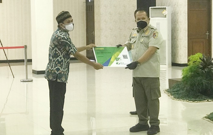 Penyerahan kartu BPJS Ketenagakerjaan secara simbolis oleh Bupati Jember Hendy Siswanto kepada perwakilan ketua RT dan RW di Pendopo Wahya Wibawagraha, Kamis (5/8).