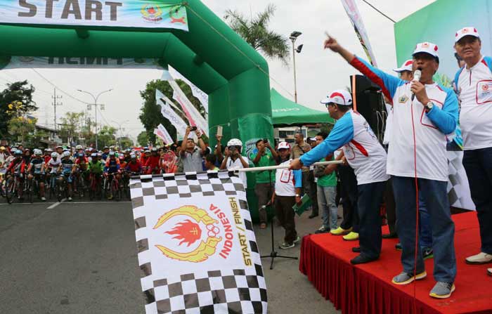 Bupati Sambari saat melepas atlet sepeda. foto: SYUHUD/ BANGSAONLINE