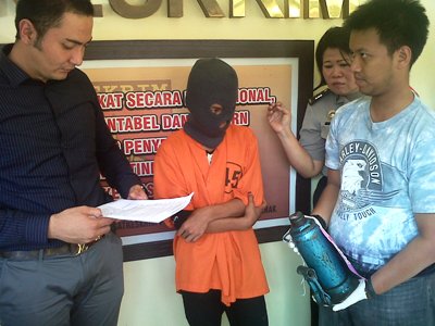 Pelaku yang masih pelajar bersama barang bukti. Foto:rusmiyanto/BANGSAONLINE