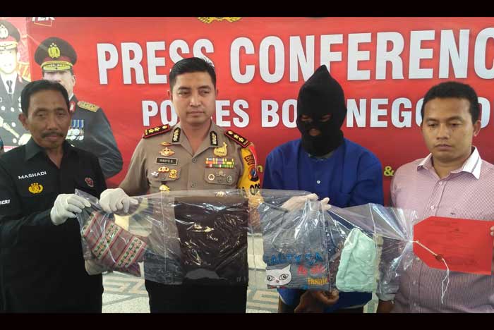 Polisi menunjukkan barang bukti perkosaan oleh Suwarno. foto: Eky Nurhadi/ bangsaonline.com