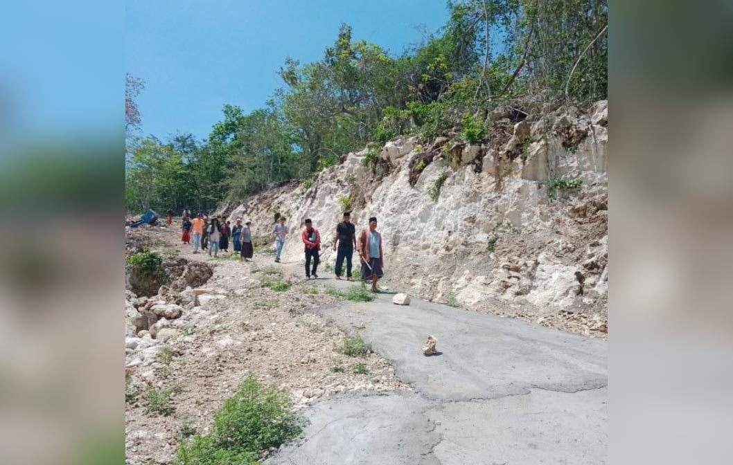 Ahli waris menutup galian C di Desa Buker, Jrengik, Sampang.