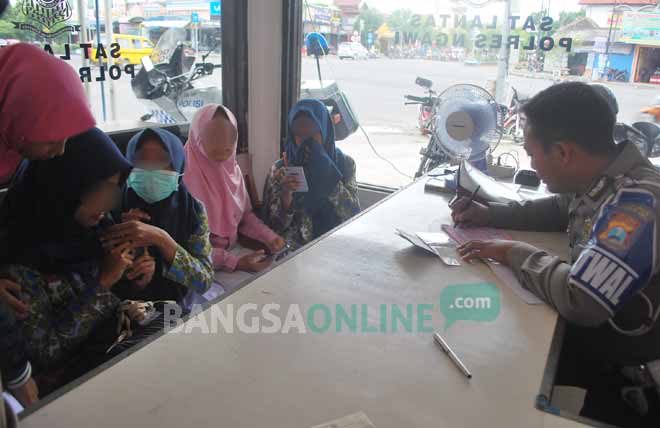 Para pelajar belum cukup umur yang terjaring razia lantaran nekat membawa motor sendiri. foto: ZAINAL ABIDIN/ BANGSAONLINE
