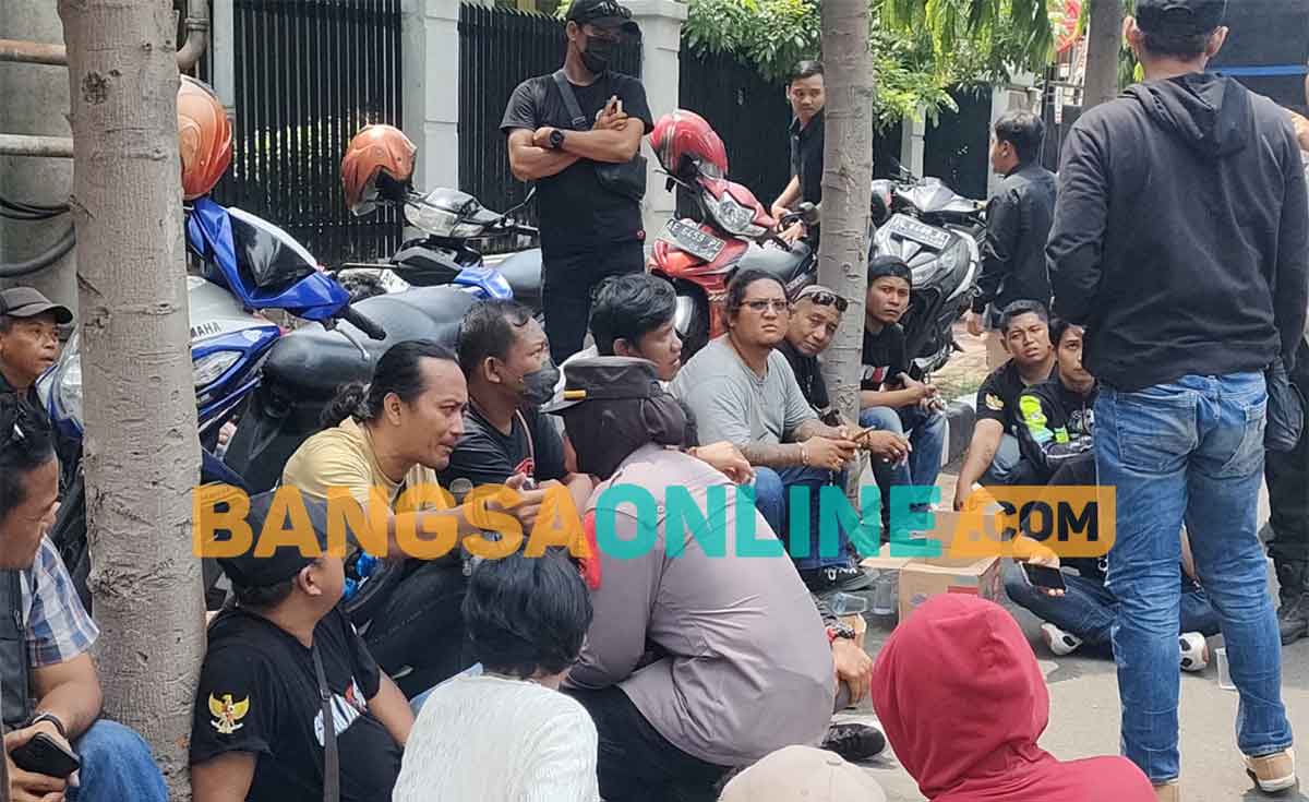 Massa aksi saat berbincang dengan polisi di Balai Kota Kediri. Foto: MUJI HARJITA/BANGSAONLINE