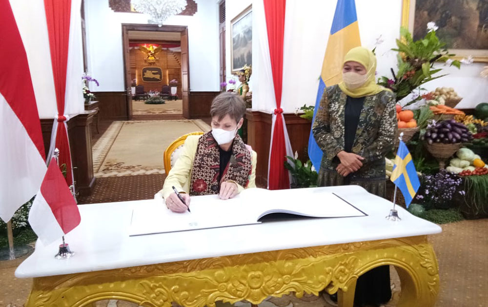 Gubernur Jatim Khofifah Indar Parawansa mendampingi Dubes Swedia Marina Berg saat mengisi buku tamu. Foto: DEVI FITRI AFRIYANTI/ BANGSAONLINE