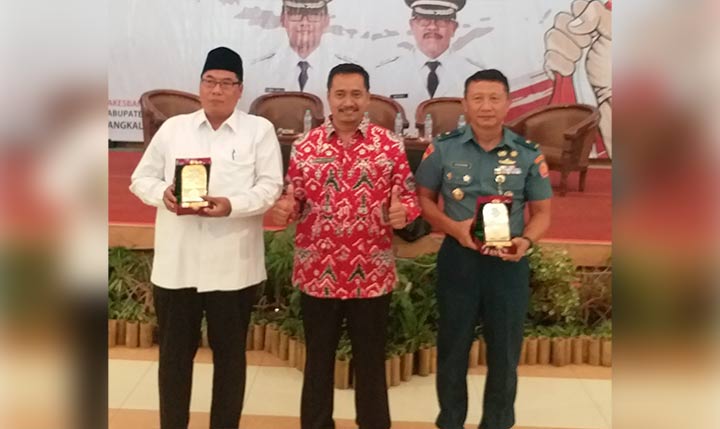 Kepala Bakesbangpol Bambang Setyawan (tengah) bersama Kakanwil Kemenhan Jatim Brigjen TNI (Mar) Suhono (kanan)  dan Kepala Diklat Kementrian Agama Moh. Toha (kiri). 